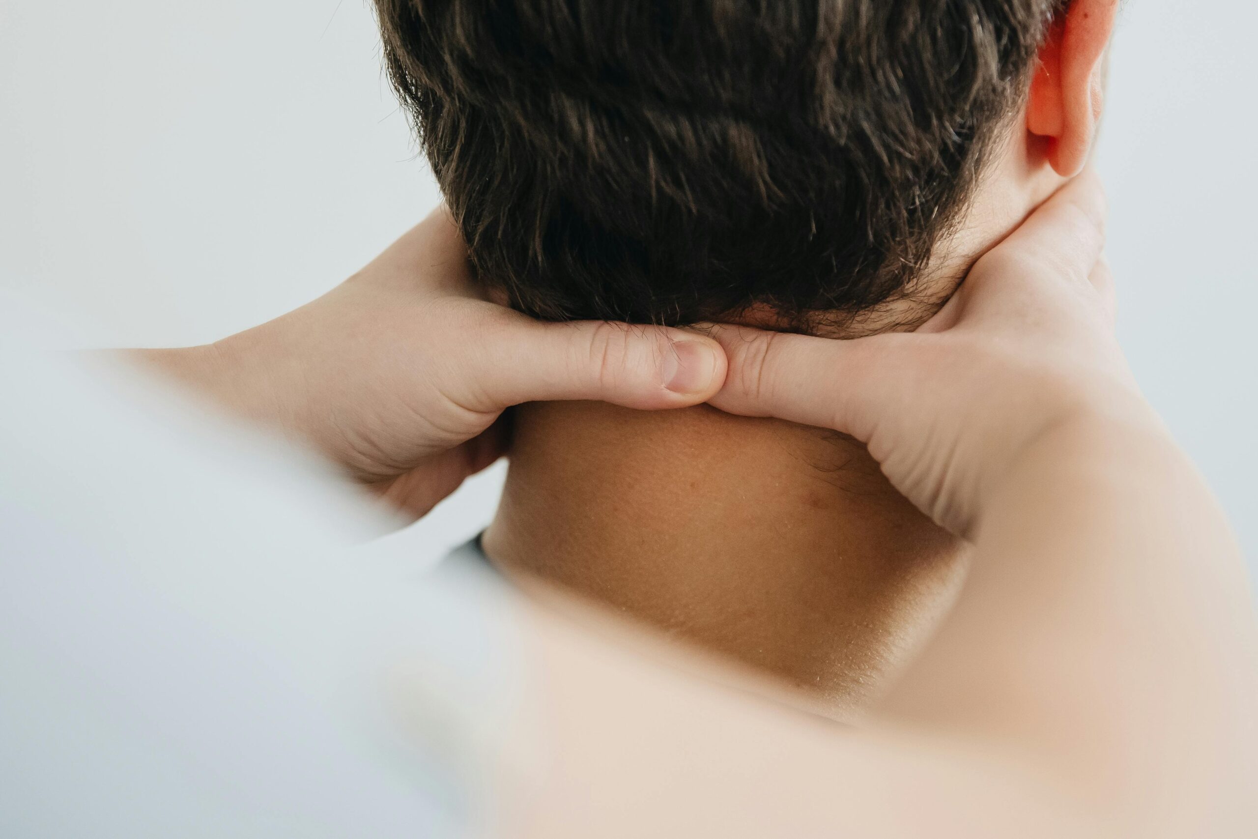 Suffering from neck pain in Barcelona? Discover how massage can relieve tension, improve mobility and help you feel better fast.